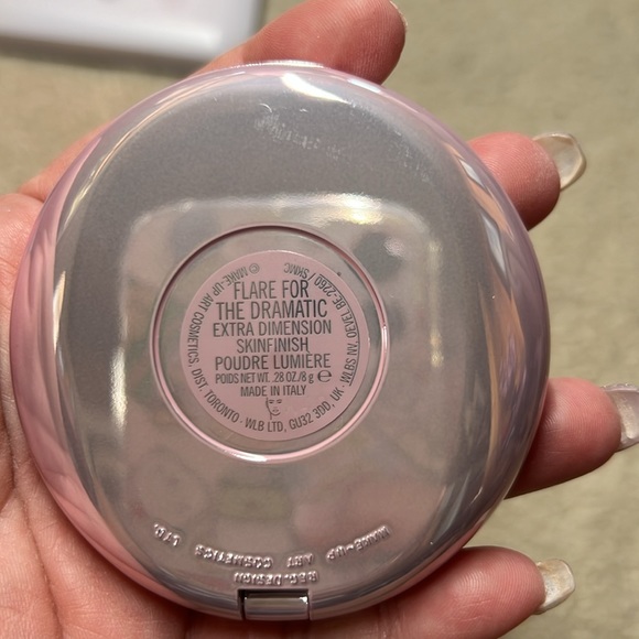 Never used in box MAC Flare for the Dramatic Highlighter - Picture 3 of 3